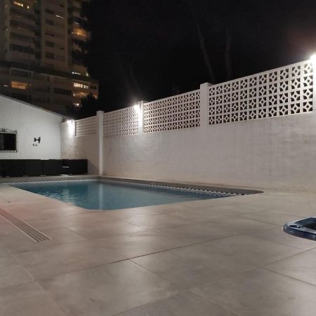 Villa Con Piscina A Un Paso De La Playa Бенидорм Екстериор снимка